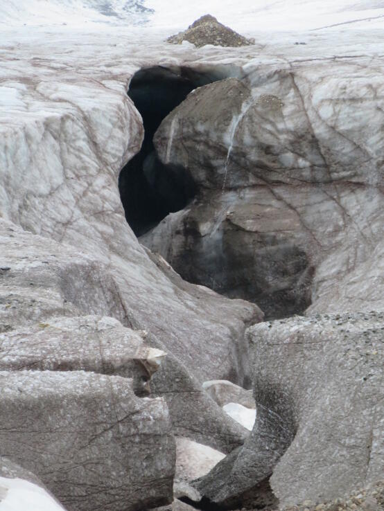 Der Schmelzwassertor des Austre Broggerbreen Gletschers. Gegenüber unserem letzten Besuch ist das Tor um ein Vielfaches größer geworden und ist weiter Hangaufwärts gewandert