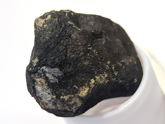 8,76 g schweres Fragment des Meteoriten Haag, von dem ein Teil zur Klassifizierung und wissenschaftlichen Untersuchung verwendet wird.
