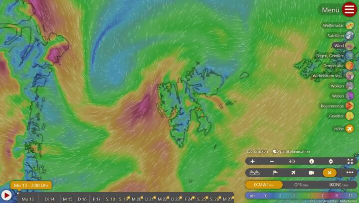 Screenshot der Windy.com Webseite mit der Windstärke heute Morgen um 2:00 Uhr. Die langgezogene Insel im Westen Spitzbergens östlich dem roten Fleck ist das Prins Karls Forland. Ny Alesund befindet sich östlich dieser Insel am landeinwärts gerichteten Kongsfjorden. Die Windstärken sind unten rechts farbkodiert angezeigt.