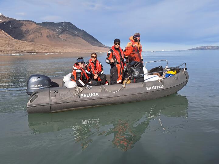 „Beluga“ hat Susana, Sander, Marc und Ernst an Bord, als wir den Kongsvegen-Gletscher besuchen