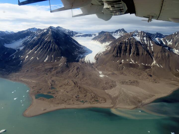 Pedersenbreen und Isgrunnodden mit schönen Sedimentfahnen im Meer