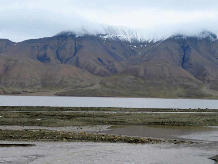 Auch in Longyearbyen liegt die Schneegrenze tief