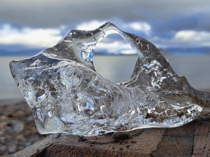 Eisbrocken am Strand von Ny Alesund