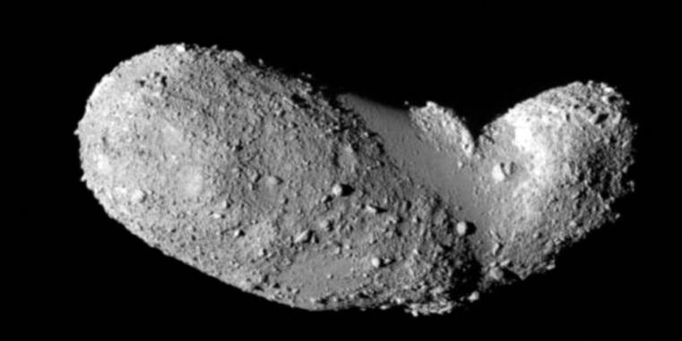 Abgebildet ist der längliche Asteroid (25143) Itokawa, der aus einem lockeren Zusammenschluss kleiner und großer Steine besteht und durch Kollisionen entstanden ist. 
