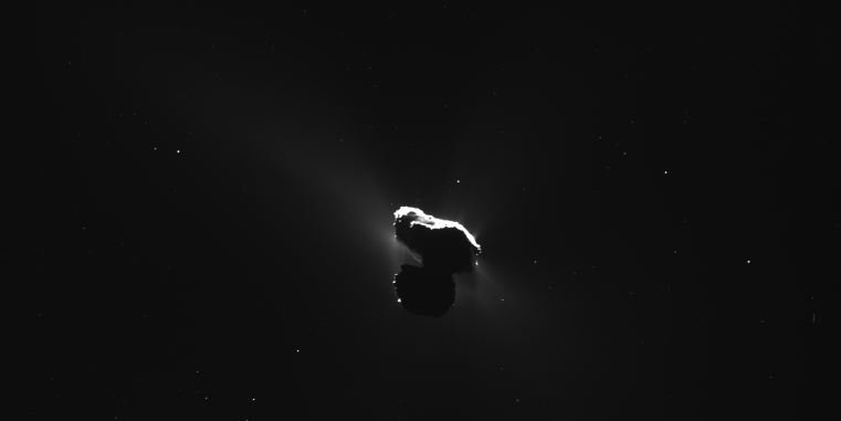 Eine Aufnahme des Kometen 67P/Churyumov-Gerasimenko aus der Ferne. Die dunkle Kometenoberfläche bildet einen Kontrast zur hellen Staub- und Gas-Hülle, der sogenannten Koma, welche den Kometen umgibt.