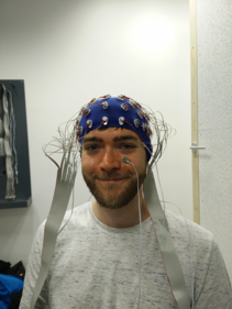 Versuchsperson die EEg Kappe trägt