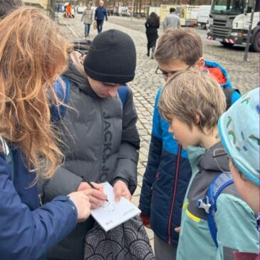 Teilnehmende rätseln beim „Mathe-Trail Münster“