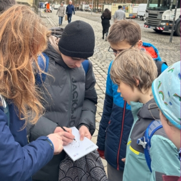 Teilnehmende rätseln beim „Mathe-Trail Münster“