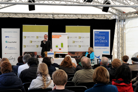 Religionssoziologe Nils Friedrichs diskutiert mit den zahlreichen Besuchern beim „Dialog an Deck“. 