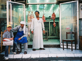 Fotografie eines Fleischerladens in Jiddah, Saudi-Arabien, aus der Ausstellung „Framing Muslims“, fotografiert von Stefan Maneval