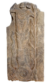 Basaltstele mit unbekannter Götterdarstellung 