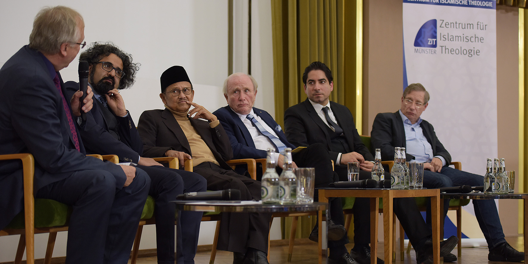 Indonesiens Ex-Präsident Prof. Dr. Bacharuddin diskutierte mit Geistes- und Sozialwissenschaftlern des Exzellenzclusters und des ZIT
