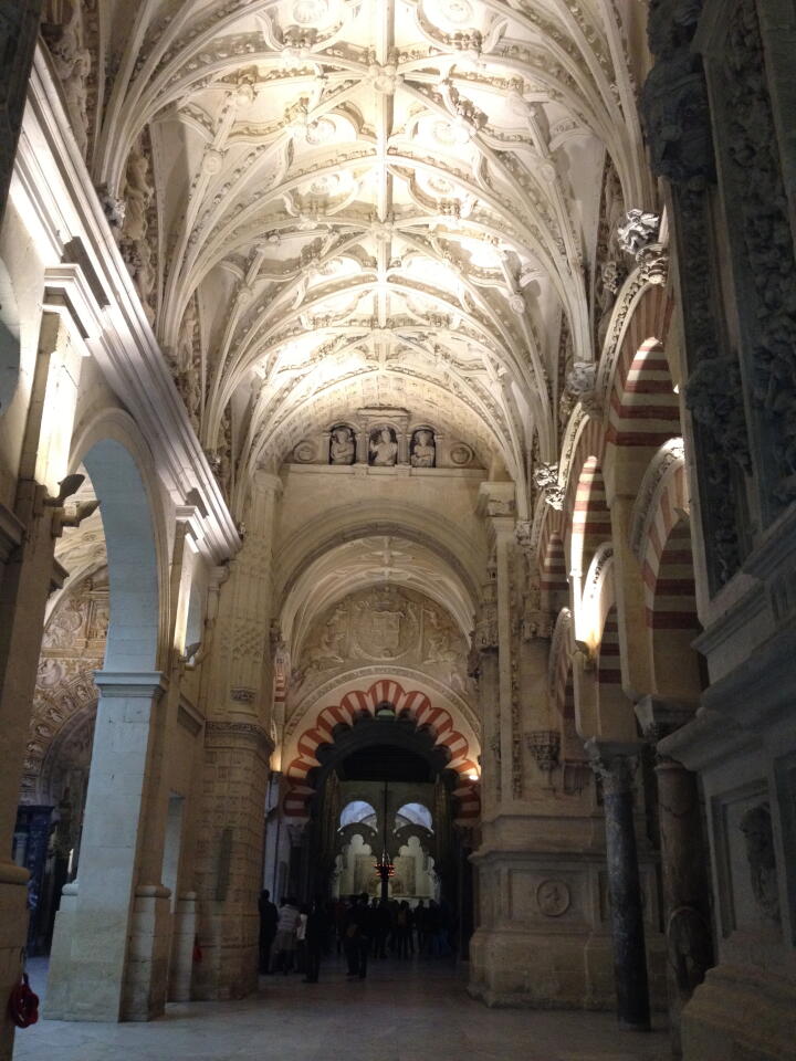 Der spätgotische innere Kapelle der Mezquita Catedral in Córdoba. Im Hintergrund und rechts sind die rot-weißen Bögen der Moschee sichtbar