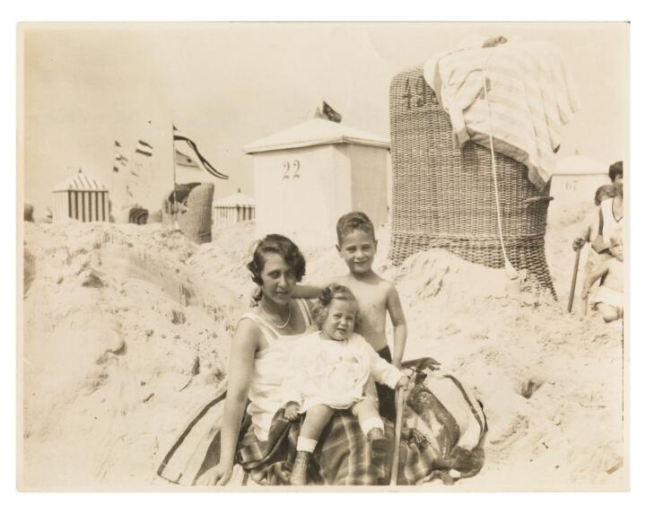 Gertrud Zander mit ihren Kindern Renate und Klaus am Strand, Norderney 1926