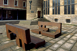 Skulptur "Toleranz durch Dialog" im Rathausinnenhof
