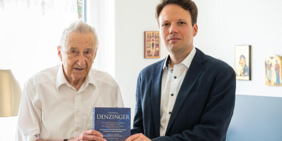 Übergabe der Herausgeberschaft des Handbuches „Denzinger“ von Dogmatikprofessor Peter Hünermann an Michael Seewald, Professor für Dogmatik und Dogmengeschichte an der Universität Münster