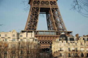 La Tour Eiffel Surplombant Paris