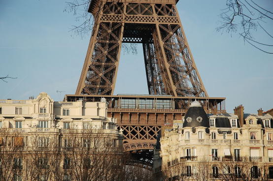 La Tour Eiffel Surplombant Paris