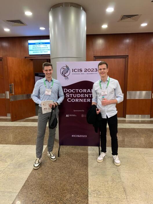 Die Geförderten Julian Lanfer und Benedikt Stoffers auf der International Conference on Information Systems (ICIS), Hyderabad, Indien