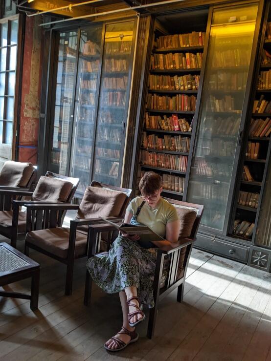 Corinna Wolters in einem der Lesesäle der Asiatic Society of Mumbai.