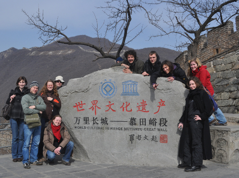 Die Gruppe bei der rekonstruierten Großen Mauer, in der Nähe von Peking.