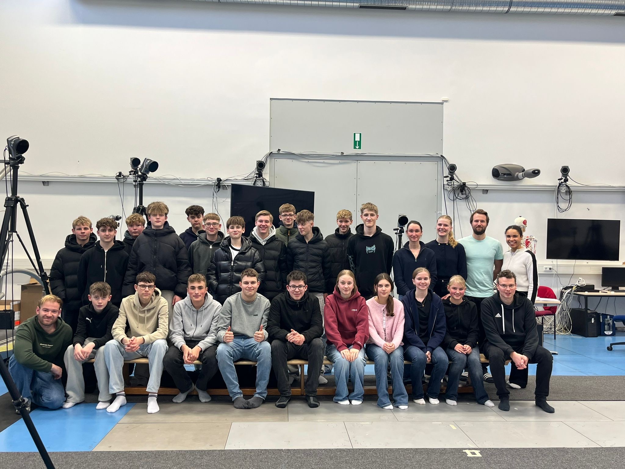 Schulklasse, Studis und Expertin Tabea Christ im Bewegungslabor