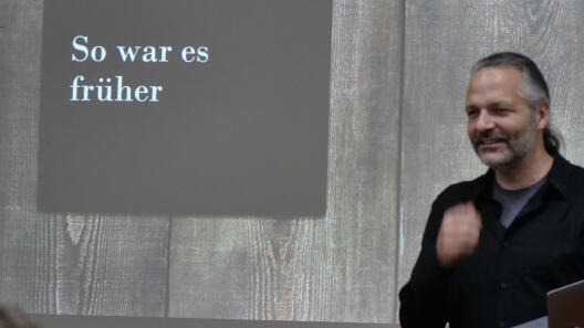 Heiko Wagner und eine Folie mit dem Titel "So war es früher"