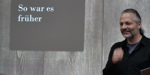 Heiko Wagner und eine Folie mit dem Titel "So war es früher"