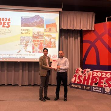 Yoongkyu Song mit Prof. Pierre Olf Schut, ehemaliger ISHPES Präsident, bei der Young Scholar Award Überreichung