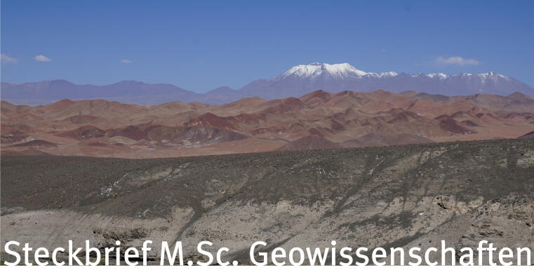 Der Schriftzug "Steckbrief M.Sc. Geowissenschaften" am unteren Rand des Bildes mit Hügel unterschiedlicher Färbung, hervorgerufen durch eine andere Mineralzusammensetzung der Gesteine. Im Hintergrund ist eine Vulkankette mit eingeschneiten Gipfeln zu erkennen. 
