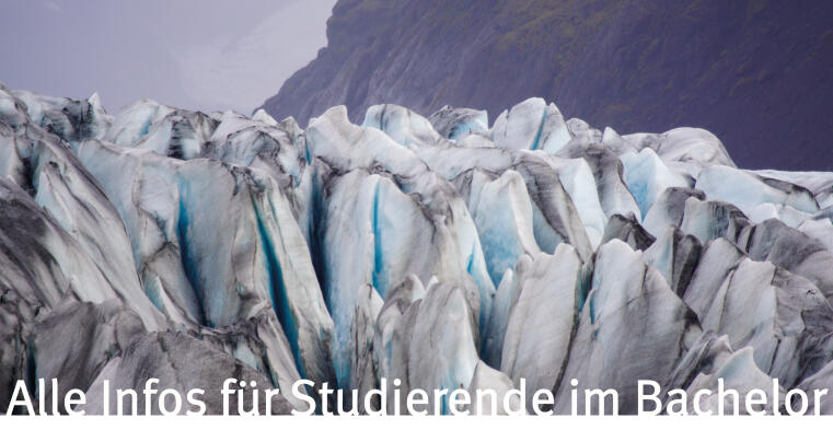 Der Schriftzug "Alle Infos für Studierende im Bachelor" auf dem Foto einer Gletzscherfront des Skaftafell-Gletzschers in Island.