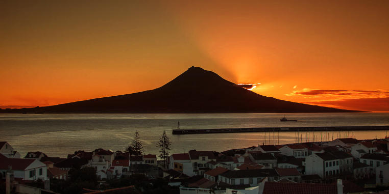 Sonnenuntergang hinter dem Vulkan Ponta do Pico auf der Insel Pico, Azoren.