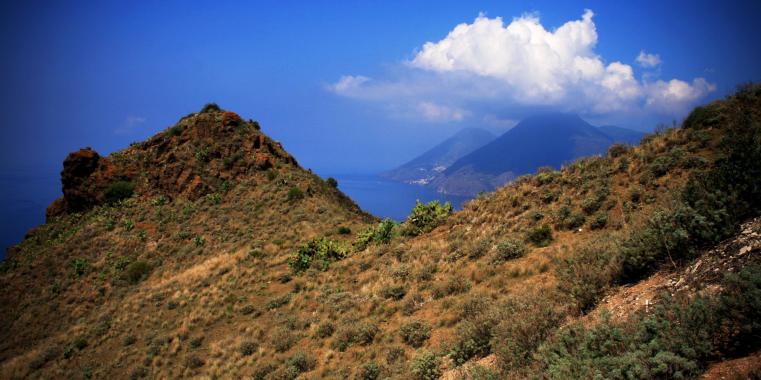 Der Blick entlang des Aufstieges eines Vulkans auf den Liparischen Inseln.