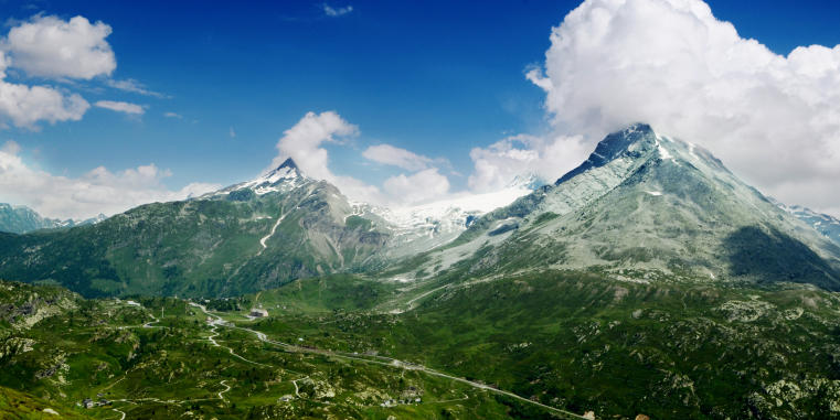 Der Blick auf das Hübschhorn am Simplonpass mit dem Hospiz. Aufgenommen auf der Alpen-Exkursion.