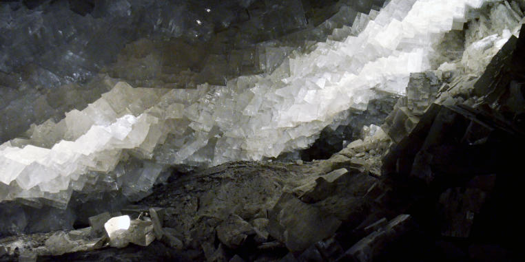 Große Halitkristalle in einem Salzbergwerk.