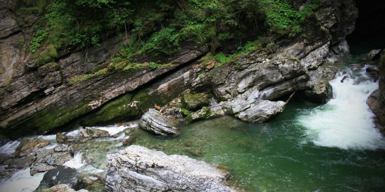Verkippte Schichten in einem Fluss im Kleinwalsertal, Österreich.