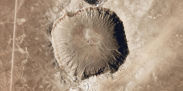 Ein Krater, entstanden durch einen Meteoriteneinschlag auf dem Mond.