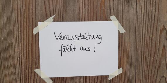 An der Tür hängt ein Zettel "Veranstaltung fällt aus!"