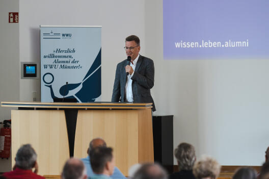 Rektor, Prof. Dr. Johannes Wessels, begrüßt die ehemaligen Studierenden und Beschäftigten