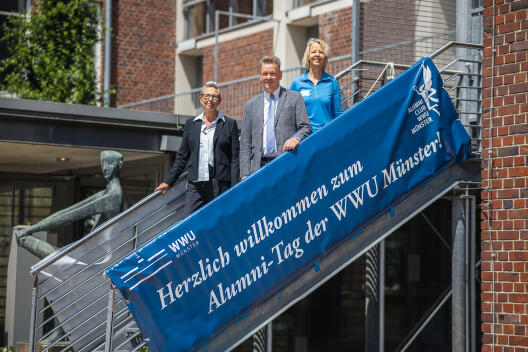 V . l. n. r.: Barbara Wicher (Alumni-Club WWU Münster), Prof. Dr. Johannes Wessels (Rektor), Petra Bölling (Leiterin der Stabsstelle Universitätsförderung).