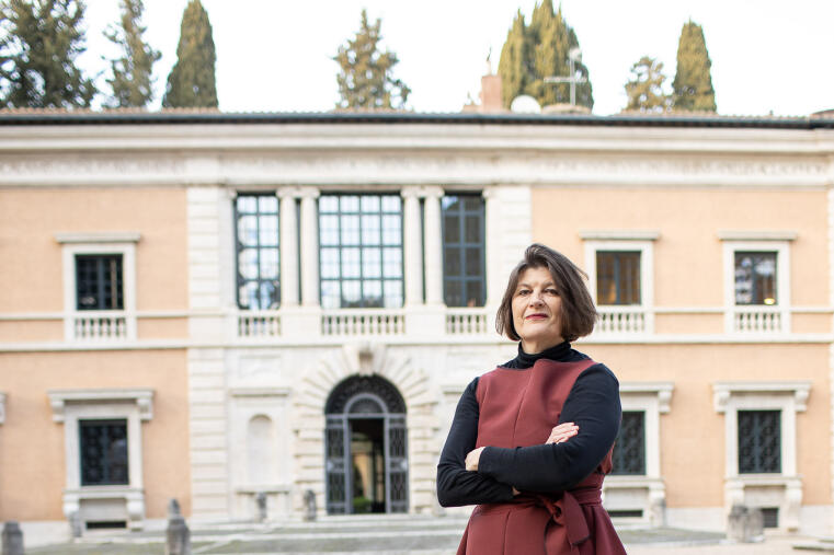 Dr. Julia Draganović in front of the Villa Massimo.