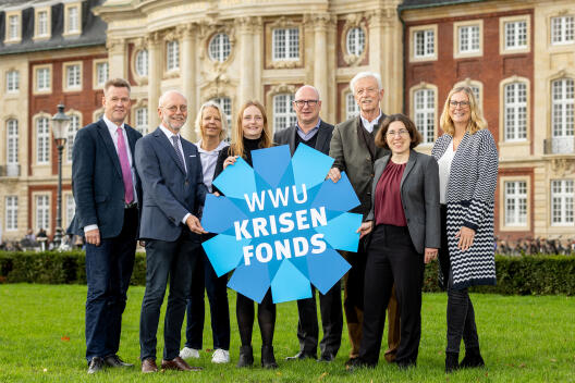 Rufen gemeinsam zu Spenden auf: Prof. Dr. Johannes Wessels (Rektor der Universität Münster) (l.), Matthias Schwarte (Kanzler der Universiät Münster) (4. v. r.) sowie Vertreterinnen und Vertreter der Stabsstelle Universitätsförderung, der Universitätsstiftung Münster, der Universitätsgesellschaft, des Alumni-Clubs und des Allgemeinen Studierendenausschusses.