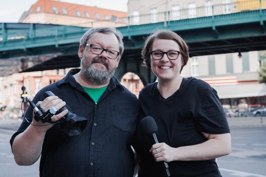 Carina Schmid (r.) und Janusz Hamerski auf der Suche nach Interviewpartnern in den Straßen Berlins.