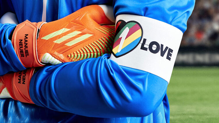 Mit der Aufschrift „One Love“ auf der Kapitänsbinde wollte das DFB-Team ein Zeichen gegen Diskriminierung und für Vielfalt setzen. 