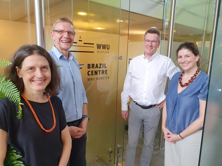 Die Leiterin der WWU-Außenstelle, Laura Redondo (r.), zeigte Rektor Prof. Dr. Johannes Wessels (2.v.r.), dem wissenschaftlichen Leiter des Brasilien-Zentrums, Prof. Dr. Bernd Hellingrath, und der Geschäftsführerin des Brasilien-Zentrums, Anja Grecko Lorenz, ihr Büro in São Paulo.