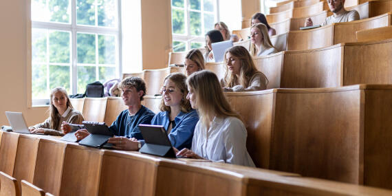 Studierende im Hörsaal des Botanicums
