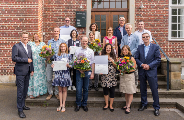 Rector Prof. Dr. Johannes Wessels (front left) and Rector Magnificus Prof. Dr. Tom Veldkamp (front right) congratulate the four winning teams.