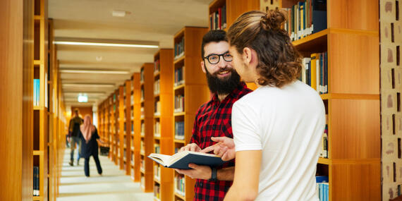 Zwei Studierende in der Bibliothek