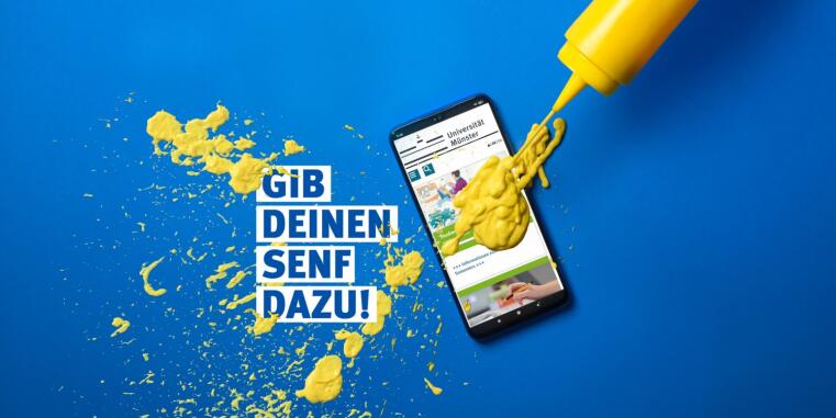 Schmuckbild: Auf einem iPhone wird die Website der Uni Münster angezeigt. Das iPhone wird mit Senf bespritzt. Daneben steht geschrieben: "Gib deinen Senf dazu."