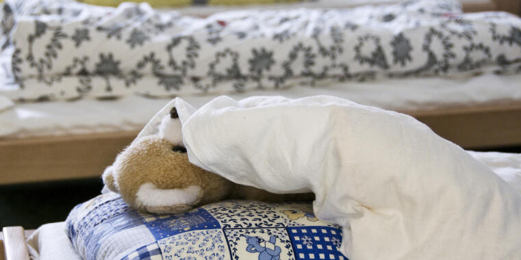 Teddybär im Bett
